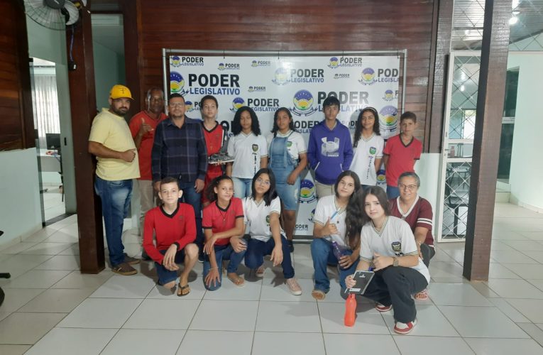 ESTUDANTES DA ESCOLA PAULO FREIRE VISITAM A CAMARA MUNICIPAL DE NOVA UNIÃO
